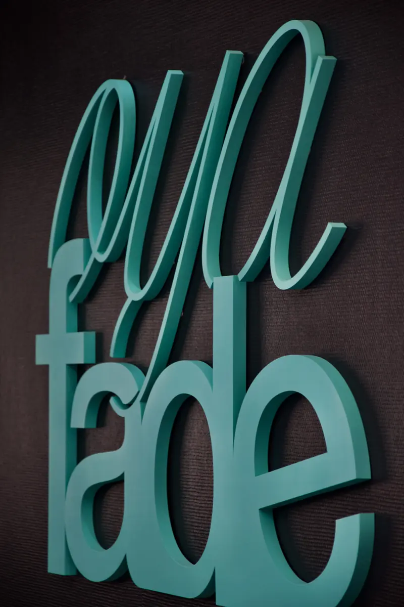 L'enseigne OYA FADE en lettrage turquoise