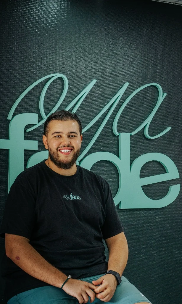 Yanis, barbier chez OYA FADE